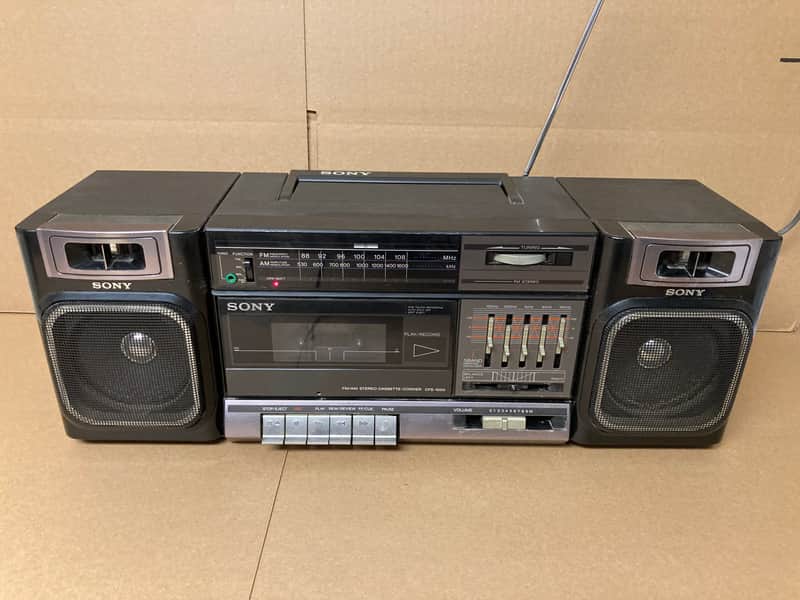 Vintage 1980s Sony CFS-1000 Radio Boombox Cassette-Recorder AM/FM