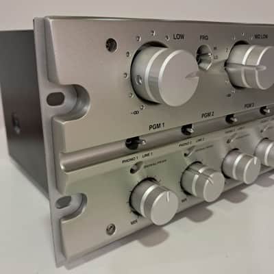 Vestax R-1 Rotary DJ Mixer — High-End Analog Sound image 4