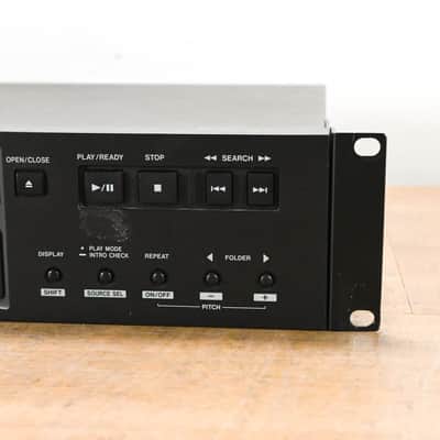 TASCAM CD-200i Rackmountable CD Player with iPod Dock CG014RT image 2
