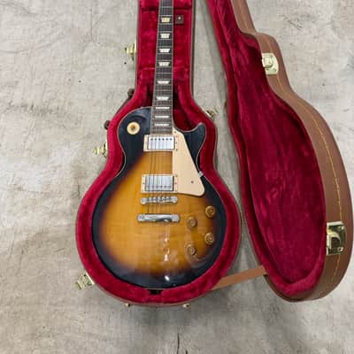 2001 gibson les paul standard tobacco burst Murphy Aged @gibsoncustom 1959 Reissue in Bourbon from Yamano Music Japan. What a stellar guitar! According to @guitarholichk this R9 had a specially-sorted lightweight mahogany chosen by GIBSON Les Paul Standard 2001