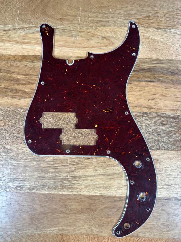 Fender P-Bass Pickguard