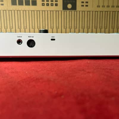 Arturia KeyLab 61 MkIII MIDI Controller 2024 - Present - White image 13