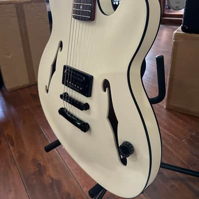 Fender  Tom DeLonge Signature Starcaster - Satin Olympic White 6lbs. 4.7oz #ID24001835 image 3
