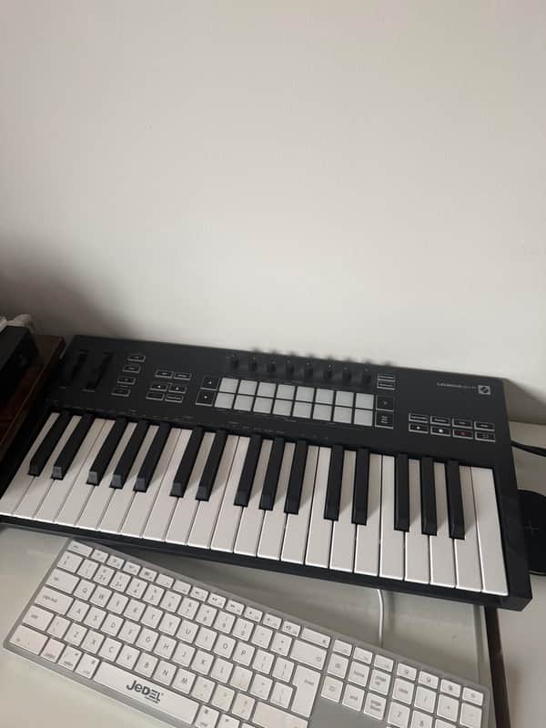 Novation Launchkey 37 MKIII MIDI Keyboard Controller 2020 - Present - Black imagen 1