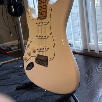 Fender Standard Stratocaster Left-Handed with Maple Fretboard 2006 - 2017 - Arctic White image 3