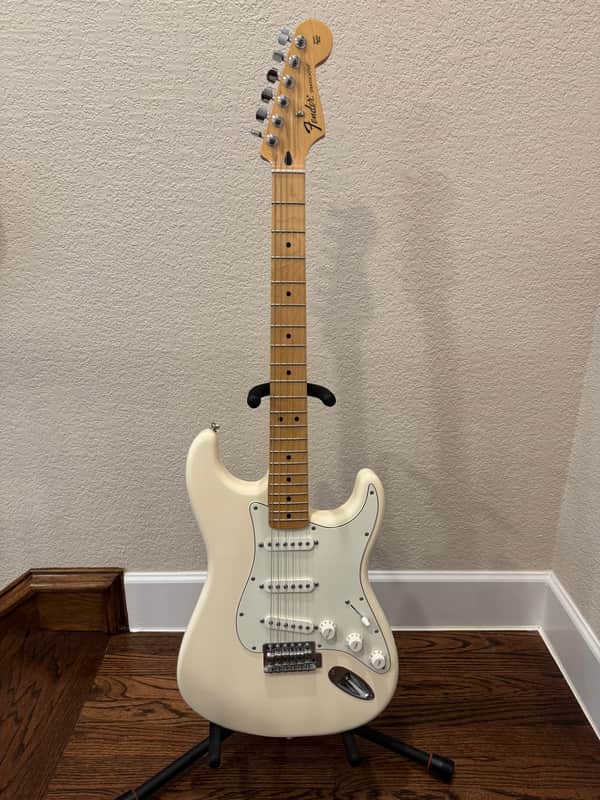 Fender Standard Stratocaster with Maple Fretboard 2011 - 2014 - White image 1