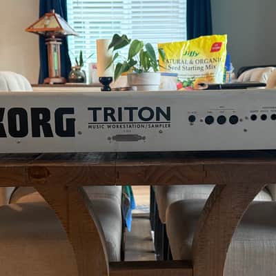 Korg Triton Classic 61-Key Workstation Synthesizer Silver image 10