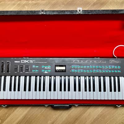 Yamaha DX21 FM Synthesizer + Custom Flightcase