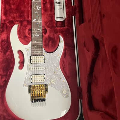 ibanez jem 7 dizmazio pick ups, floral print inlays w/scalloped frets image 1