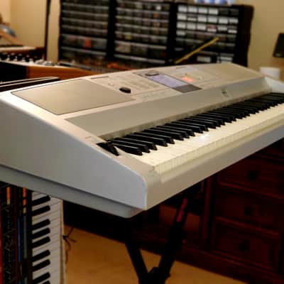 MUST SEE!!! YAMAHA DGX 305 SEMI-WEIGHTED 76-KEY DIGITAL PIANO IN AMAZING CONDITION! image 8