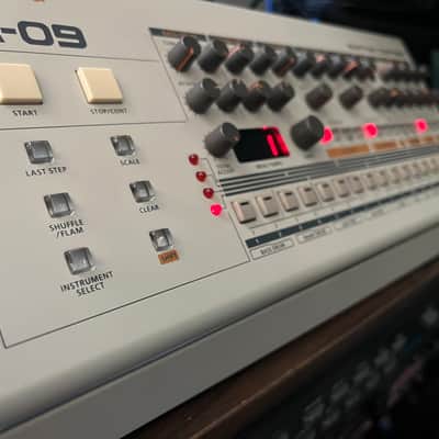 Roland TR-09 Rhythm Composer - Mint Condition (Mogami Cable included)