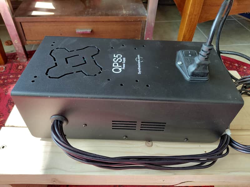Synthesizers.com QPS5 Desktop Power Supply image 1