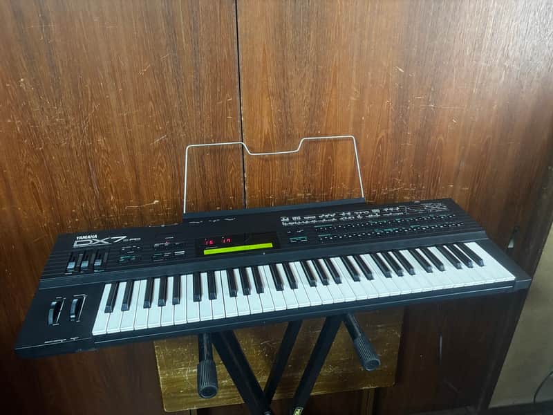 Yamaha DX7IIFD 61-Key 16-Voice Digital Synthesizer with Floppy