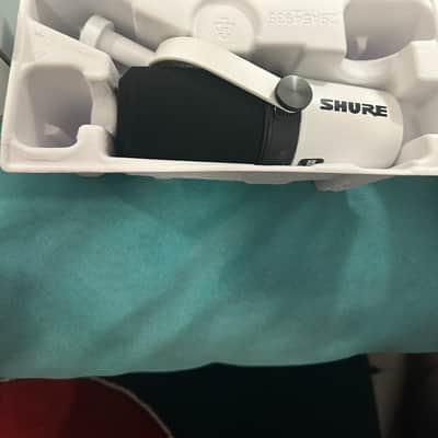 Shure MV7+ Hybrid Podcast Microphone - White image 8