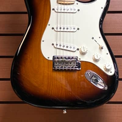 Fender American Special Stratocaster with Maple Fretboard in 2-Color Sunburst 2012 w/Lightweight Case image 2