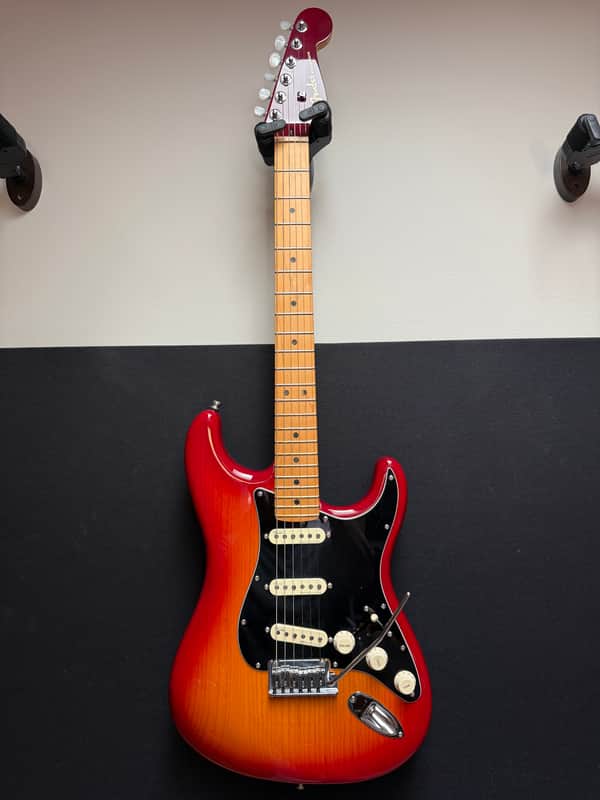 Fender American Ultra Luxe Stratocaster with Maple Fretboard 2021 - Plasma Red Burst