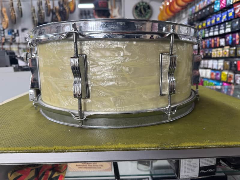 Ludwig No. 900 Super Classic 5.5x14" 8-Lug Snare Drum with P-87 Strainer, Keystone Badge 1960s - white marine pearl image 1