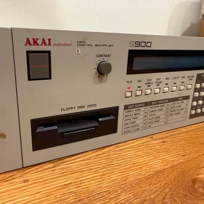 Akai S900 MIDI Digital Sampler 1986 - White