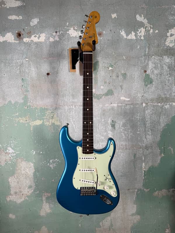 Fender Vintera Road Worn Stratocaster 2024 - Limited Edition Lake Placid Blue