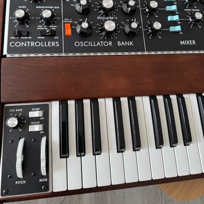 Moog Minimoog Model D Reissue 44-Key Monophonic Synthesizer (2022) 2022 - Present - Black / Wood image 2