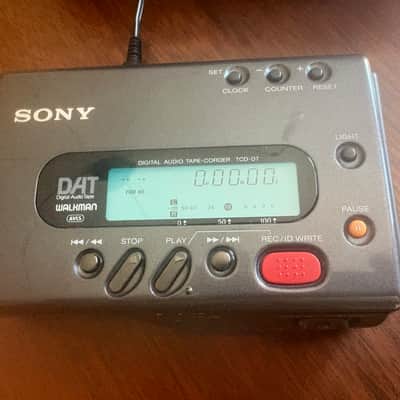 Sony TCD-D7 DAT Recorder + RMR-D3 Digital I/O image 2