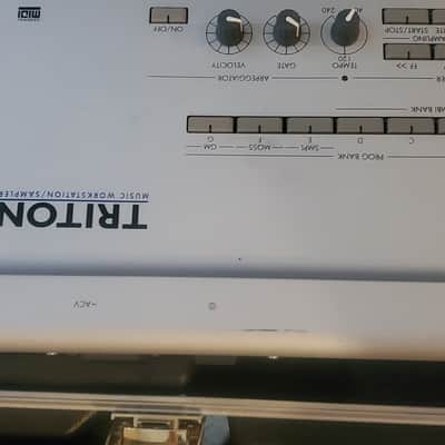 Korg Triton 61-Key 62-Voice Polyphonic Workstation 1999 - 2000 - Silver image 2