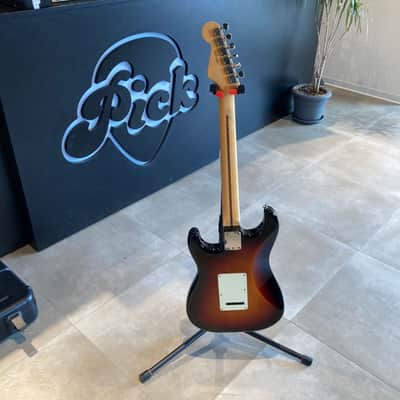 Fender American Professional Stratocaster with Maple Fretboard 2017 - 2019 - 3-Color Sunburst image 4
