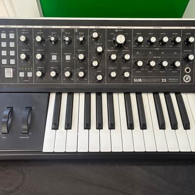 Moog Subsequent 25 Analog Synth + case