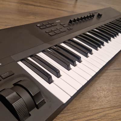 Native Instruments Komplete Kontrol A61 2018 - Present - Black image 1