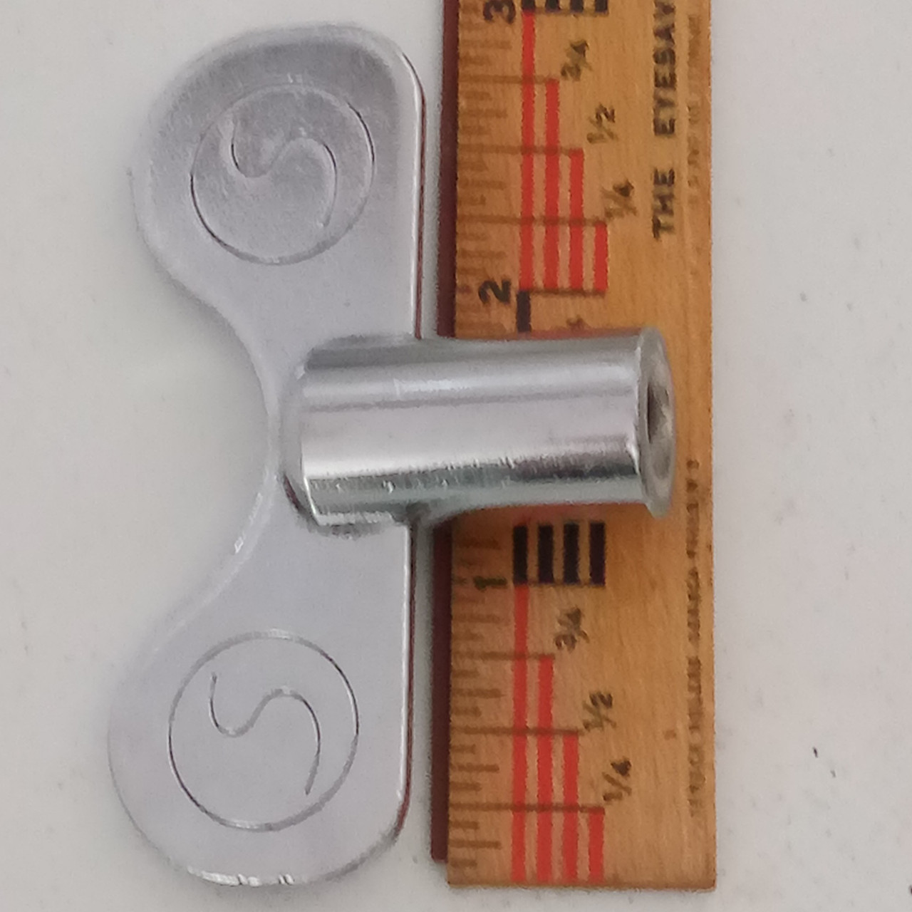 Slingerland "S"Stamped Wing-Nut 1/4"Screw-Receiver Vintage Chrome 80s Stand Part — main photograph