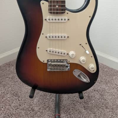 Fender Highway One Stratocaster with Maple Fretboard 2006 - 2011 - 3-Color Sunburst image 4