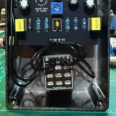 PedalPCB Fumble (JHS Fumble Boost Clone) – Powder-Coated Black Prismatic CosmosOverview image 5