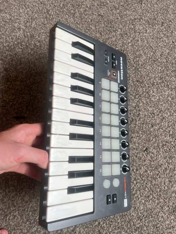 Novation Launchkey Mini MKII MIDI Keyboard Controller 2015 - 2019 - Black image 1