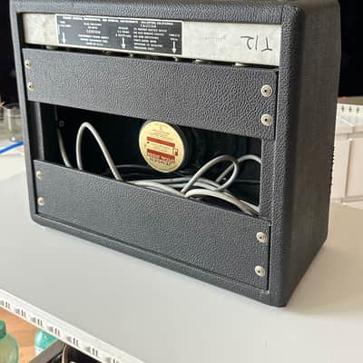 FENDER VIBRO CHAMP 1978 EU version 200-240 volt, incl. Footswitch image 13