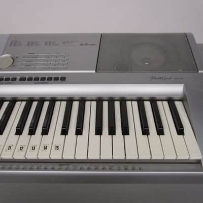 Yamaha Portable Grand DGX-205 Electronic Piano image 4