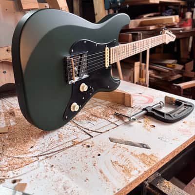 MaNo Guitars (The Iconic) image 2