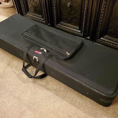 LARGE GATOR KEYBOARD/SYNTHESIZER TRAVEL CARRYING CASE W/WHEELS image 1