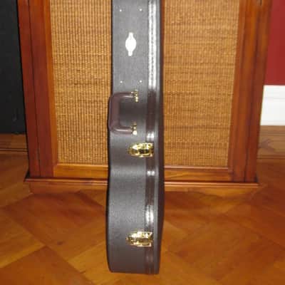 new open box very near A+ genuine Taylor Grand Auditorium Deluxe Brown Hardshell Case (5201-55) textured dark brown vinyl over 3-ply wooden structure, Foam padding covered w/ red plush crushed velvet lining, brass plated latches, padded handle image 18