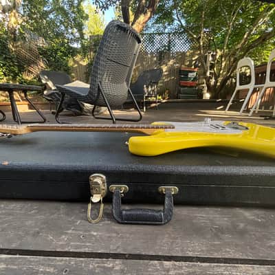 Fender Limited Edition Tom DeLonge Signature Stratocaster 2023 Graffiti Yellow image 2