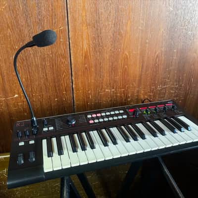 Korg R3 SYNTHESIZER/VOCODER w/ mic, power supply Radias