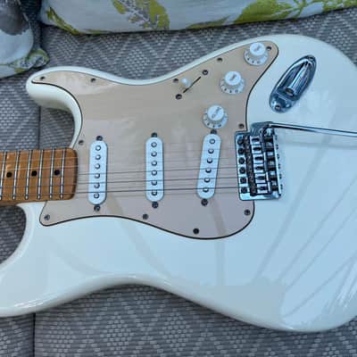 Fender Standard Stratocaster with Maple Fretboard 2014 - Arctic White image 9
