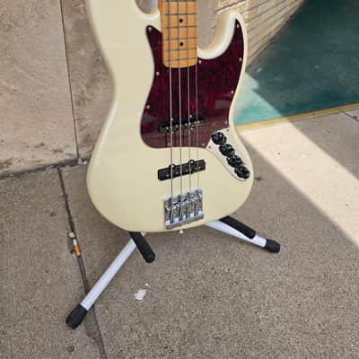 Fender Player Plus Jazz Bass with Maple Fretboard 2021 - Present - Olympic Pearl image 3