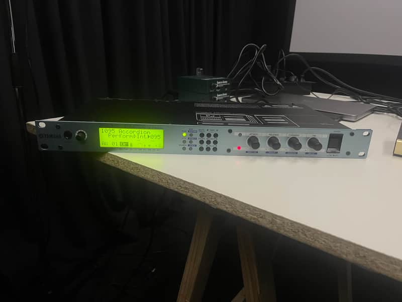 Yamaha FS1R FM Tone Generator 1998 - Silver image 1