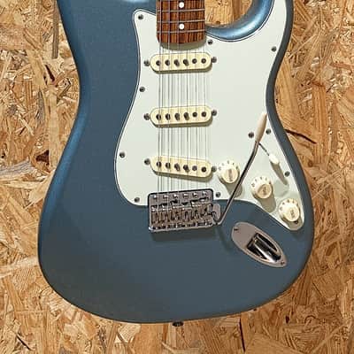 Pre Owned Fender 2022 Vintera '60s Stratocaster - Ice Blue Metallic Inc. Bag image 3