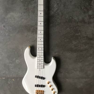 Moon Larry Graham Signature 2018 Snow White image 6