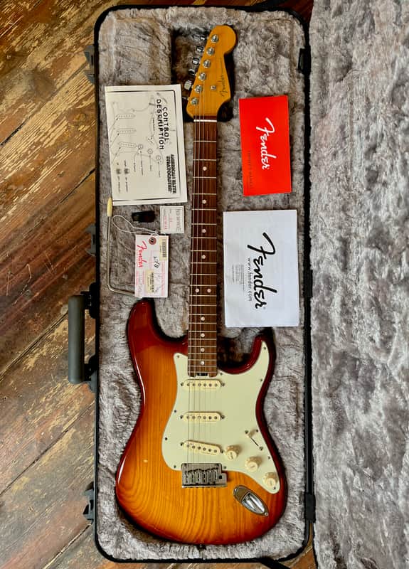 Fender American Elite Stratocaster with Rosewood Fretboard 2016 - 2019 - Aged Cherry Burst