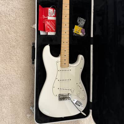 Fender Player Stratocaster with Maple Fretboard 2018 - 2024 - Polar White image 8