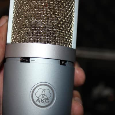 AKG Perception 220 Studio Condenser Mic with Mount and Case image 4
