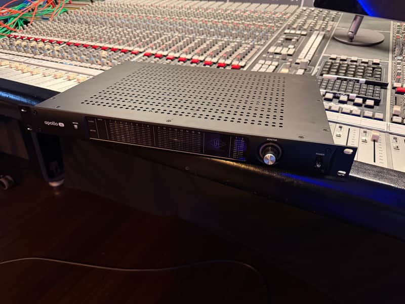 Universal Audio Apollo 16 18x20 Thunderbolt 2 Audio Interface with UAD DSP - Black image 1