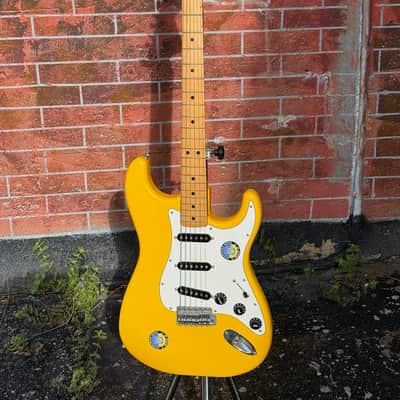 Fender Stratocaster International Color 1980 - a screamin Graffiti Yellow Ltd. Run Strat ! image 2